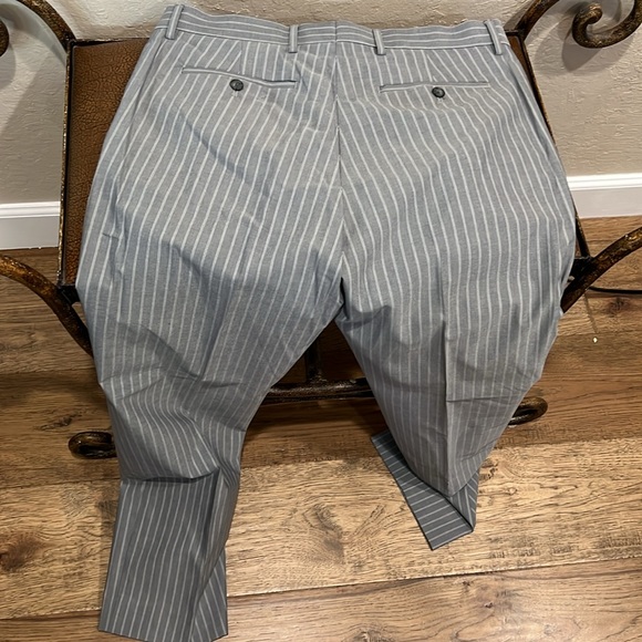 Like New Banana Republic Standard Fit Stretch 97%Cotton Men’s Pinstriped Pants! - Picture 7 of 8